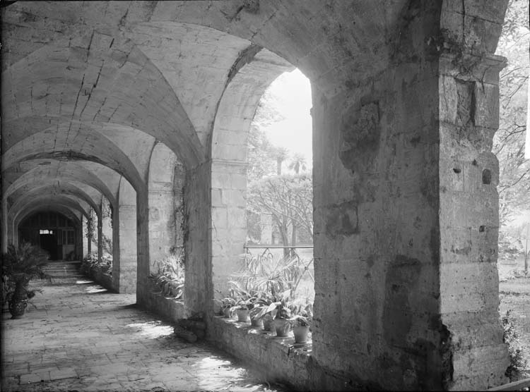 Façade : vue d'enfilade sous les arcades