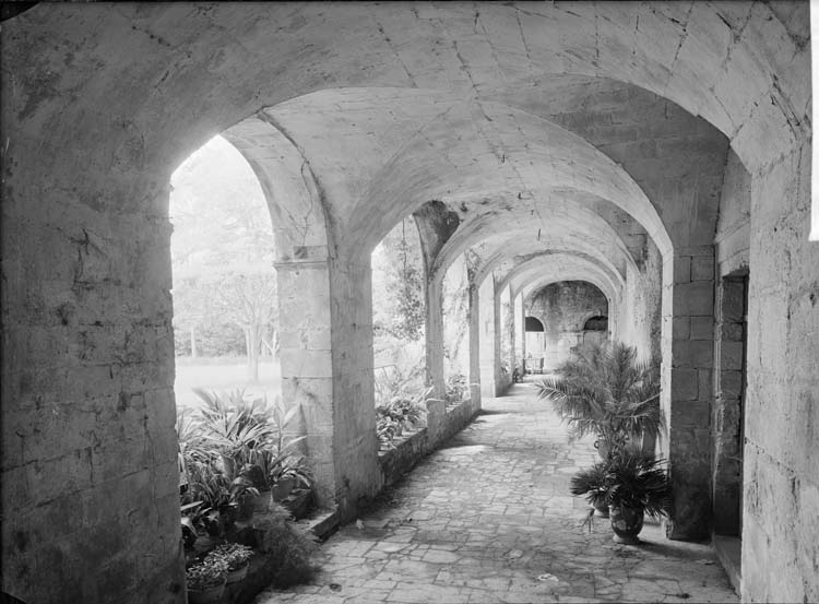 Façade : vue d'enfilade sous les arcades