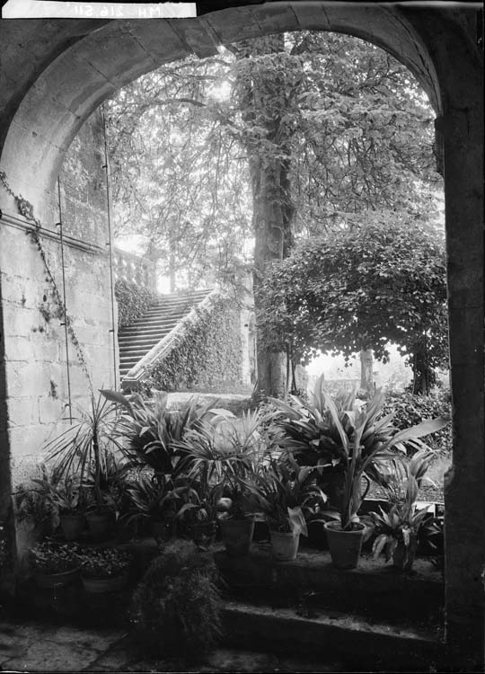 Façade : vue de l'escalier de la terrasse à travers une arcade