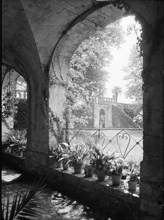 Façade : vue de l'escalier de la terrasse à travers une arcade