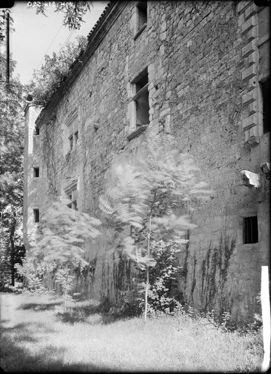 Extérieur, façade sud : partie 15e siècle, vue de biais