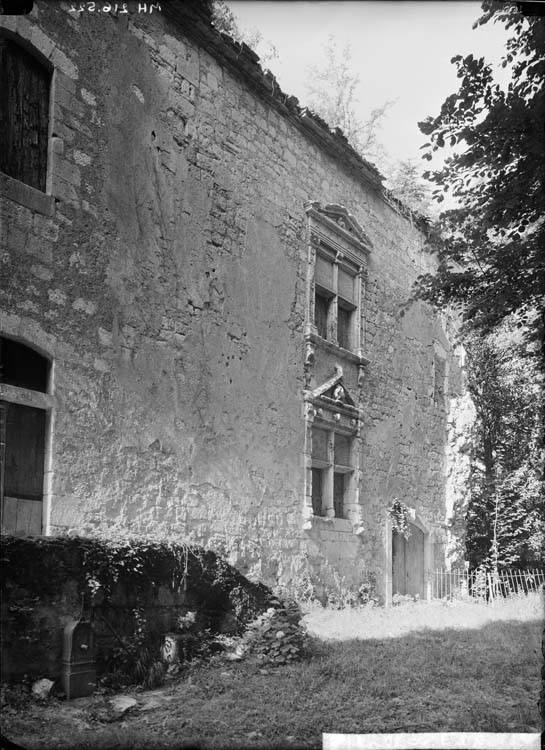 Extérieur, façade sud : fenêtres à meneaux