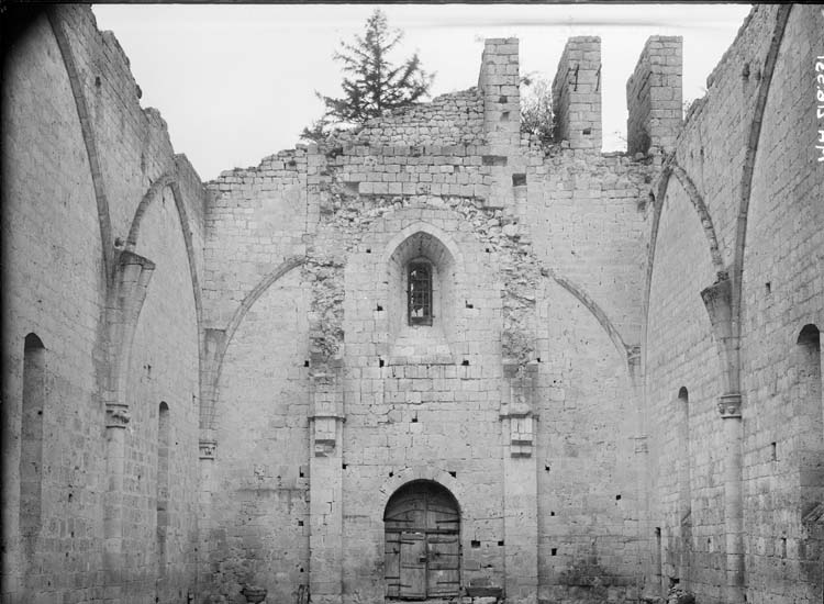 Intérieur, revers de la façade ouest : voûtes et couvertures détruites