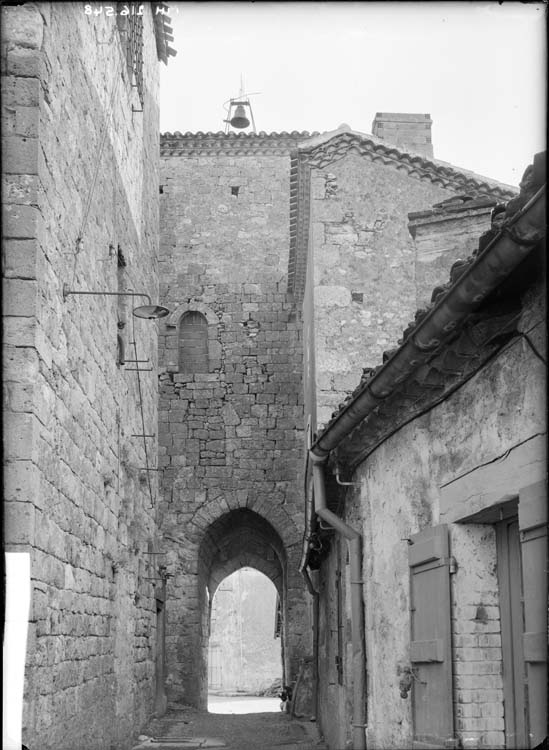 Revers et restes du château à gauche