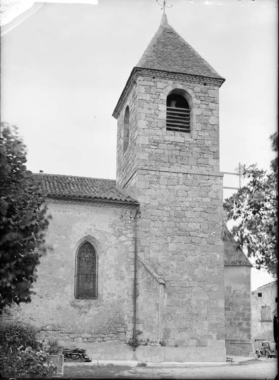 Extérieur, clocher à l'angle sud-est de l'église, face sud