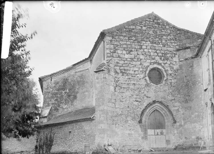 Extérieur, face ouest : fissure dans le mur de la chapelle latérale nord