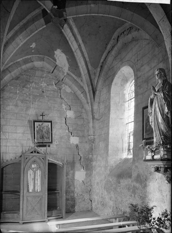 Intérieur, chapelle latérale nord : lézarde de la voûte et du mur