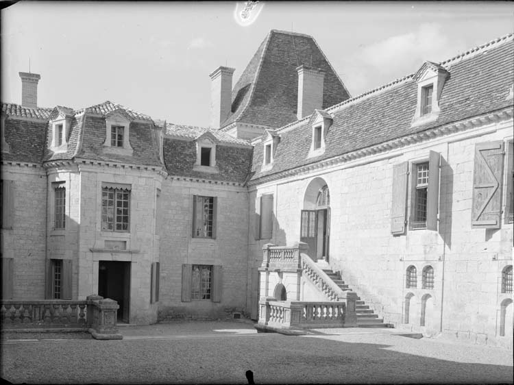 Façade sur la cour d'honneur : détail du corps de logis central et de l'escalier