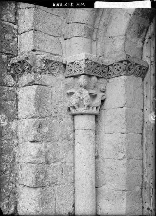 Portail, ébrasement gauche : colonne à chapiteau sculpté