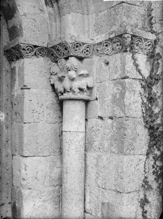 Portail, ébrasement droit : colonne à chapiteau sculpté