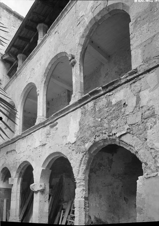 Cour, arcades du côté droit