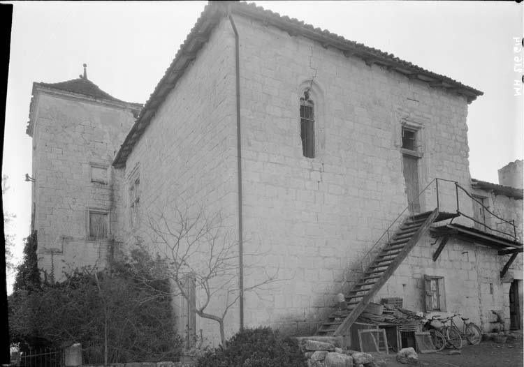 Extérieur, chapelle (voûtée sur croisée d'ogives) : fenêtre trilobée