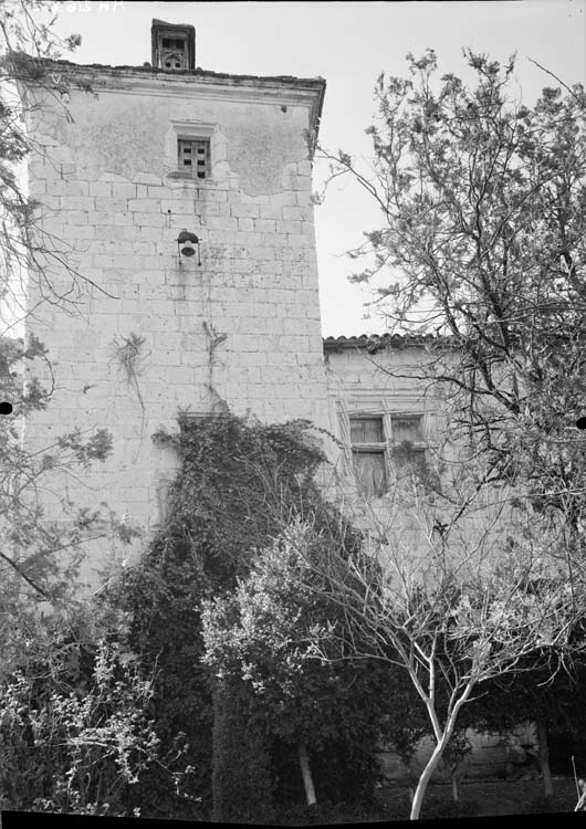 Extérieur, tour carrée et fenêtre à encadrement en torsade