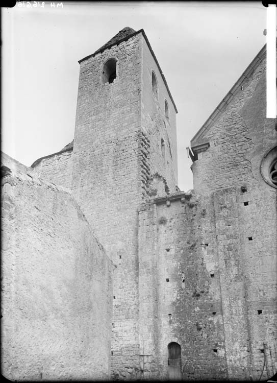 Clocher, face nord, et entrée de la partie romane