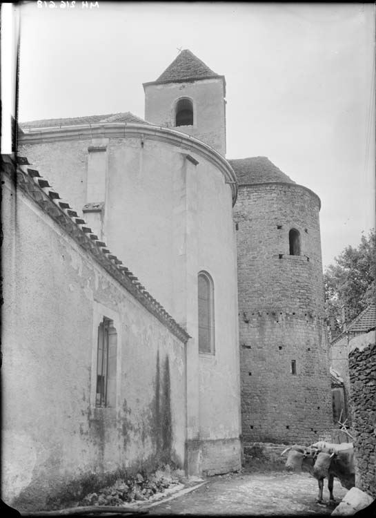 Face sud du clocher, abside du 12e siècle et partie moderne