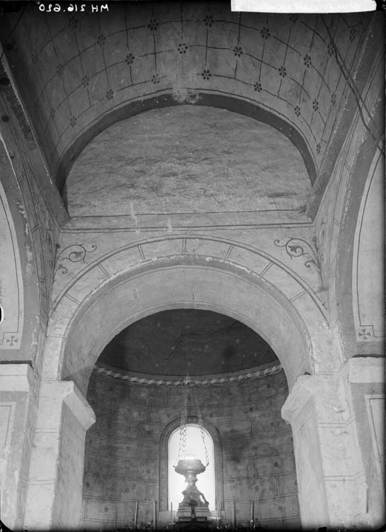 Intérieur, chapelle romane en partie voûtée