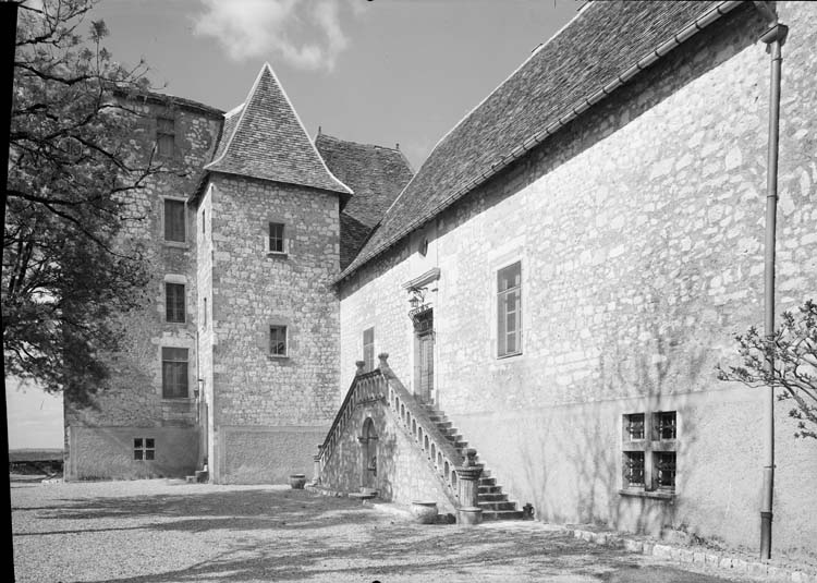 Façade sud sur la cour et escalier d'honneur