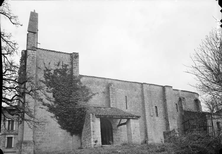 Façade sud vue du sud-ouest : auvent et portail