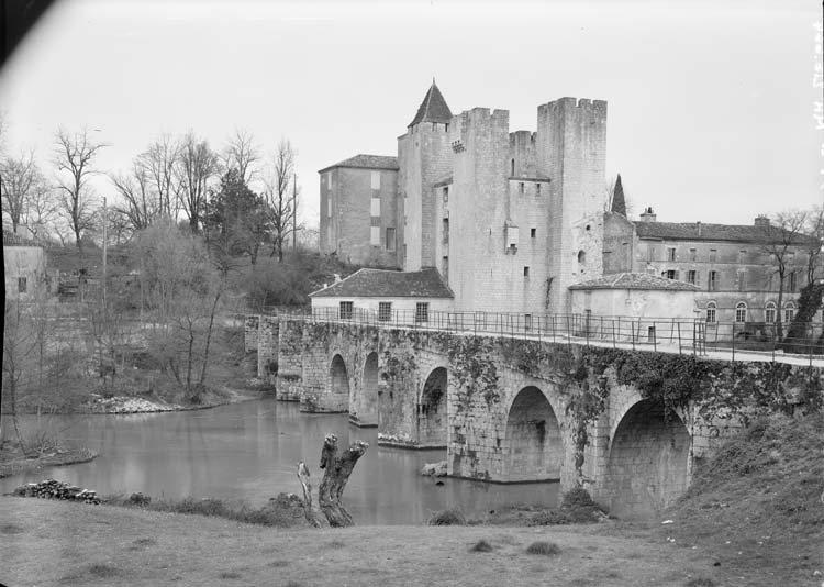 Pont gothique de sept arches et moulin fortifié du 14e siècle flanqué de quatre tourelles inégales de style Henri IV