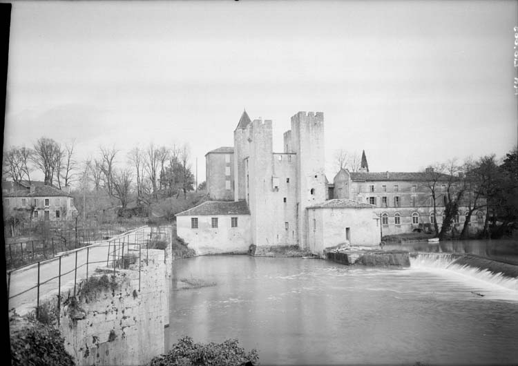 Pont gothique de sept arches et moulin fortifié du 14e siècle flanqué de quatre tourelles inégales de style Henri IV