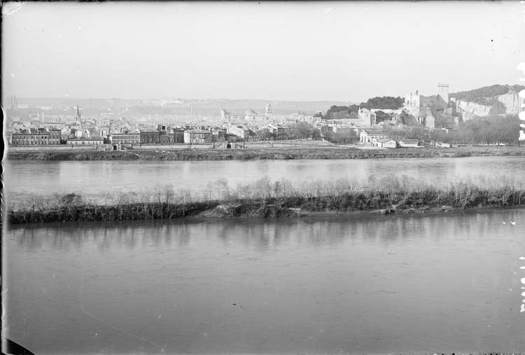 Vue panoramique sur le Rhône et Beaucaire prise du donjon