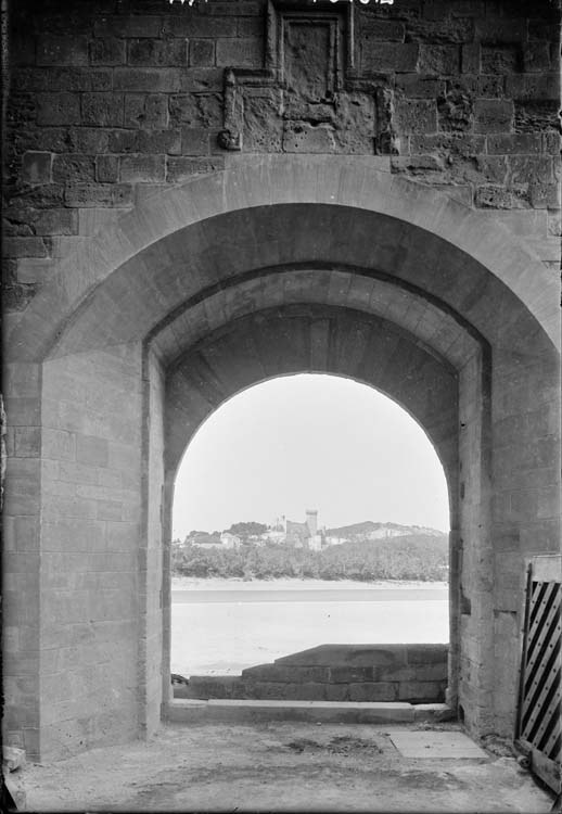 Vue du château de Beaucaire prise à travers une fenêtre du donjon