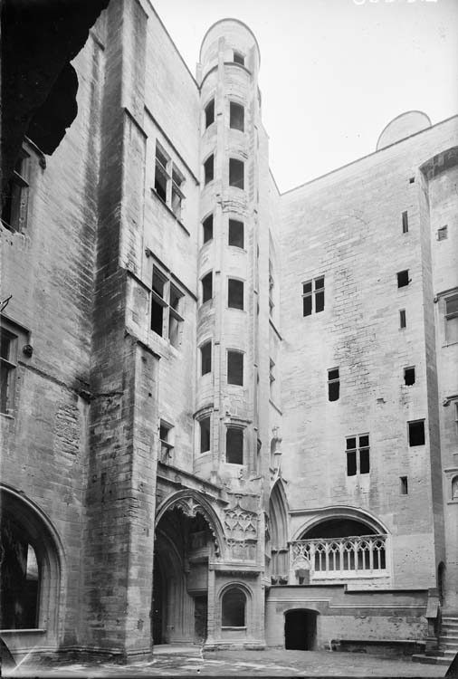 Cour intérieure, tourelle d'escalier : à droite, porte et fenêtre de la chapelle du rez-de-chaussée