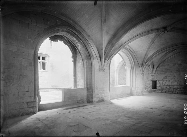 Cour intérieure, aile est : galerie du rez-de-chaussée, vue de l'intérieur