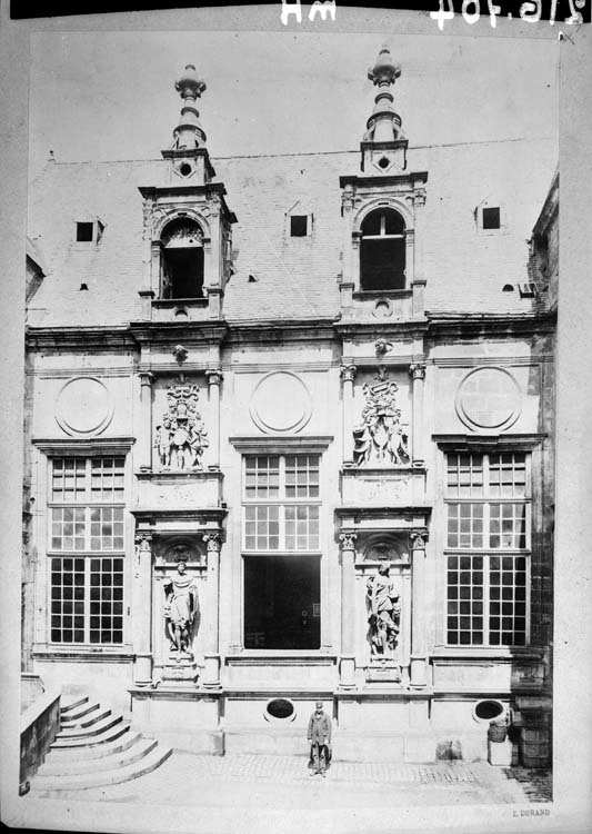 Façade sur cour avec les statues de David et Judith