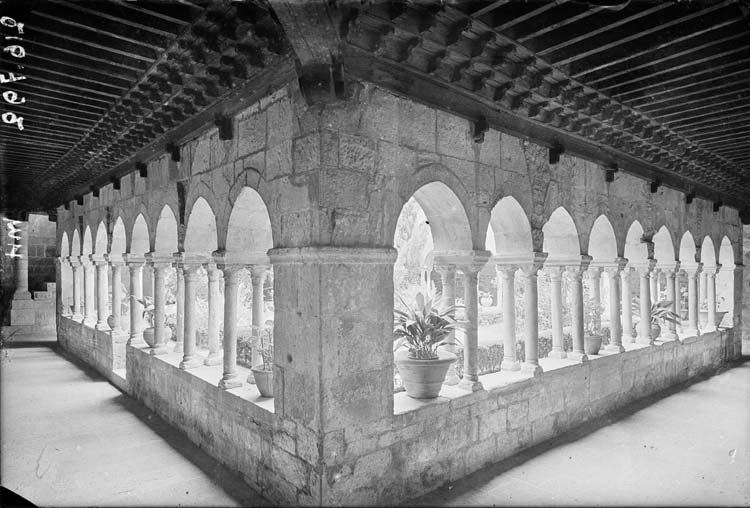 Cloître, galerie angle nord-est : vue intérieure+R4005, boiseries du plafond