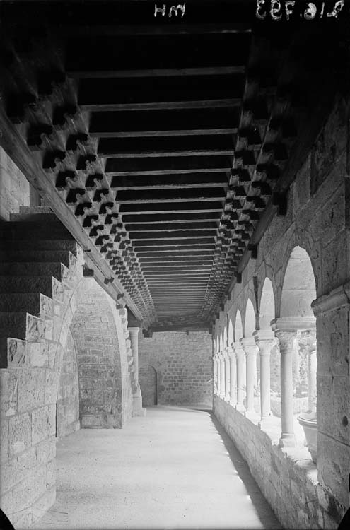 Cloître, galerie nord : escalier à double rampe, boiseries du plafond