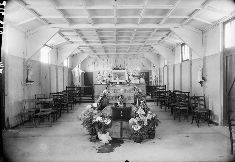 Salle aménagée en chapelle