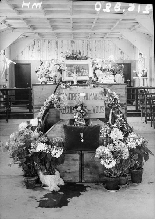 Salle aménagée en chapelle