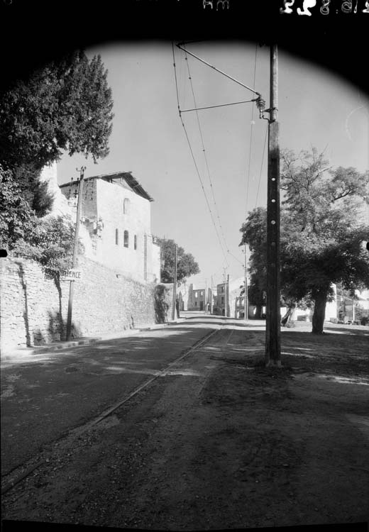 Vue d'une rue et des bâtiments détruits