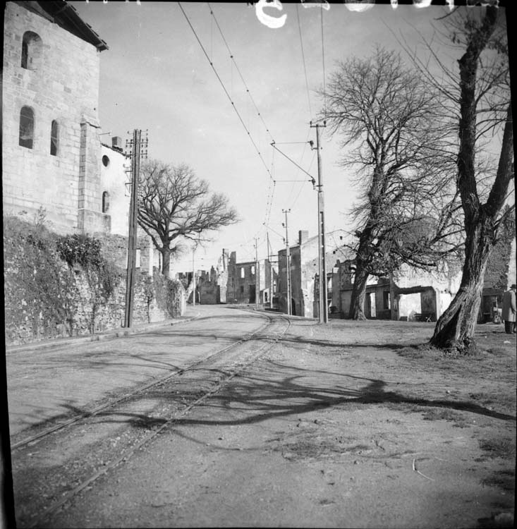 Vue d'une rue et des bâtiments détruits