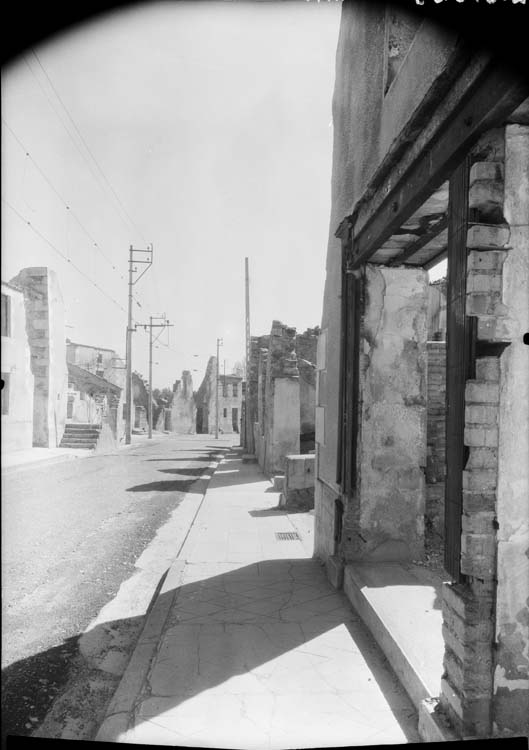 Vue d'une rue et des bâtiments détruits