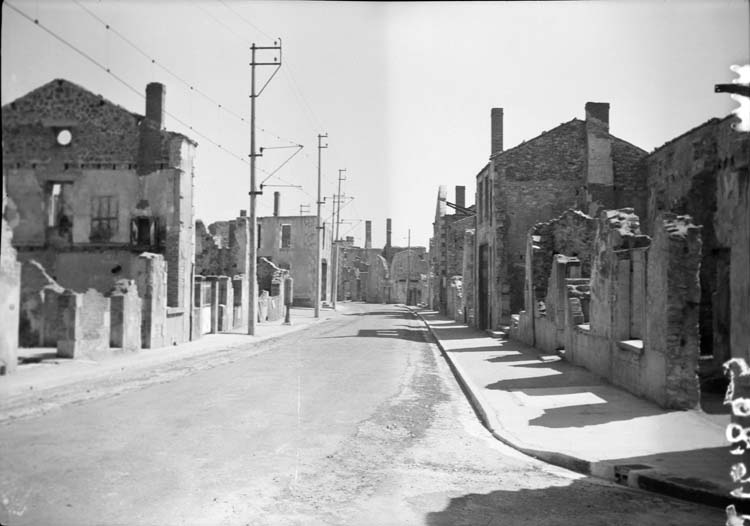 Vue d'une rue et des bâtiments détruits