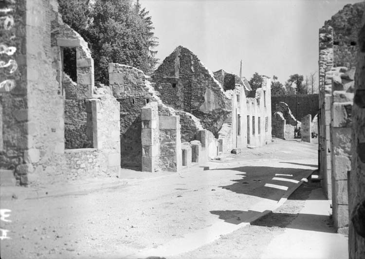 Vue d'une rue et des bâtiments détruits