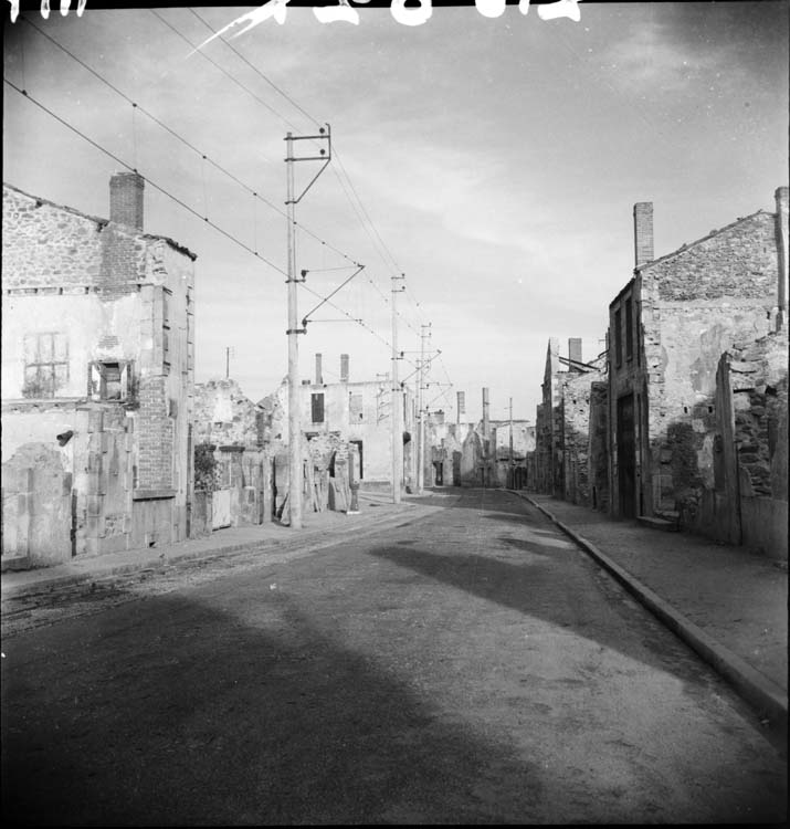 Vue d'une rue et des bâtiments détruits