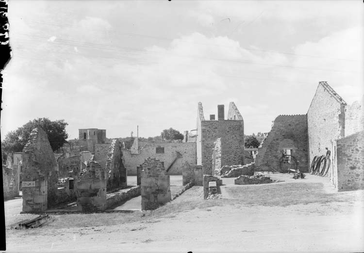 Vue d'une rue et des bâtiments détruits