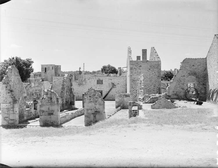 Vue d'une rue et des bâtiments détruits