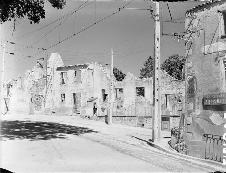 Vue d'une rue et des bâtiments détruits