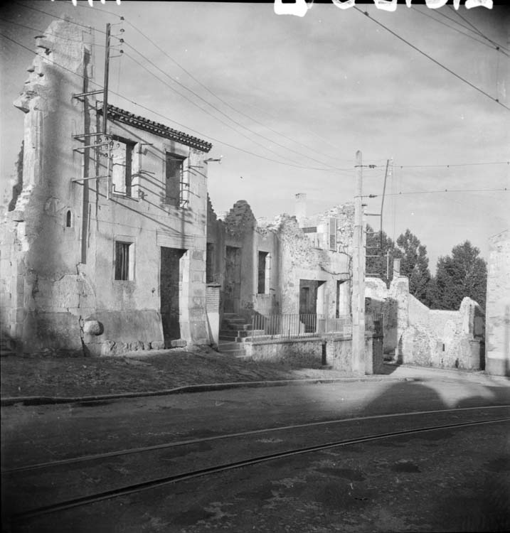 Vue d'une rue et des bâtiments détruits