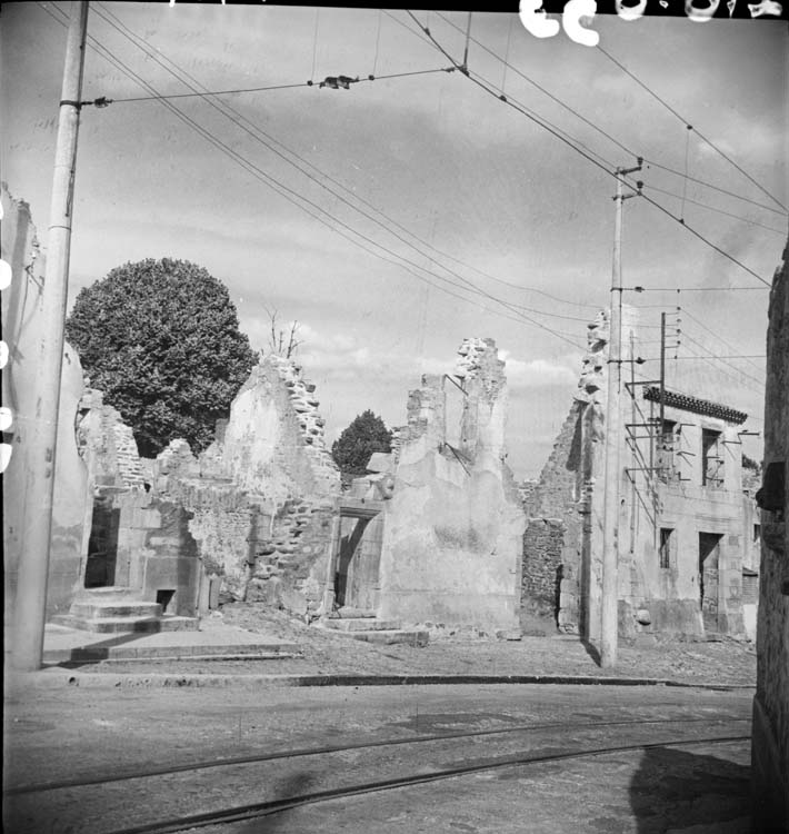 Vue d'une rue et des bâtiments détruits