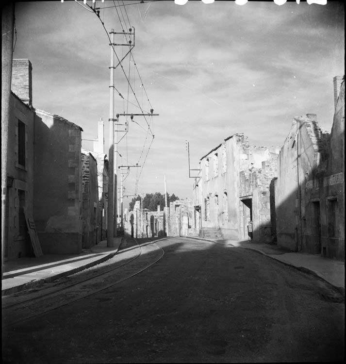 Vue d'une rue et des bâtiments détruits