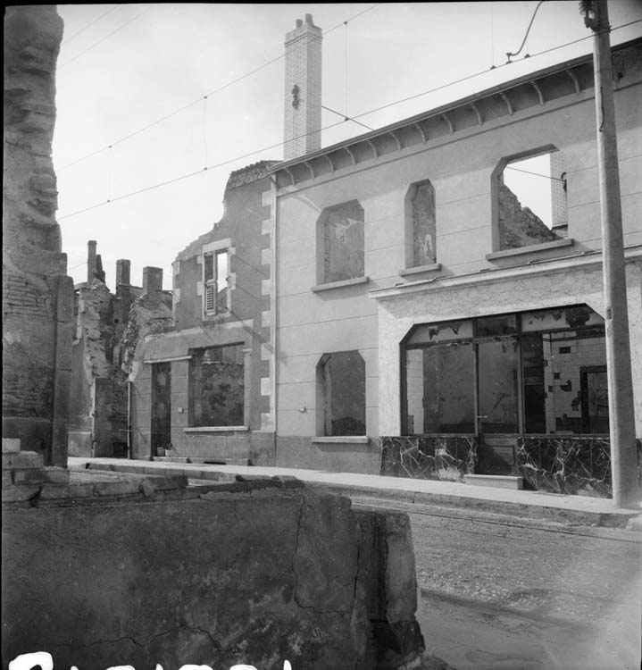 Vue d'une rue et des bâtiments détruits