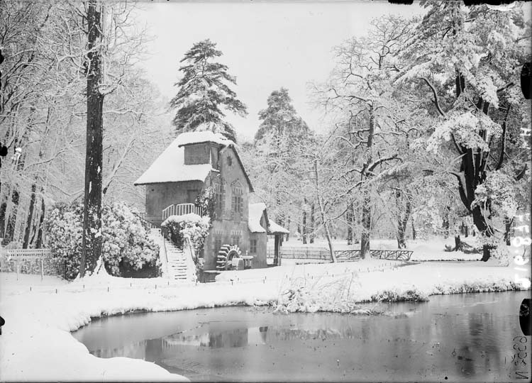 Le hameau, le moulin et l'étang sous la neige