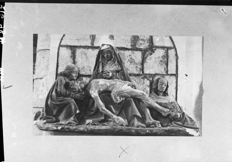 Pietà, groupe en pierre peinte