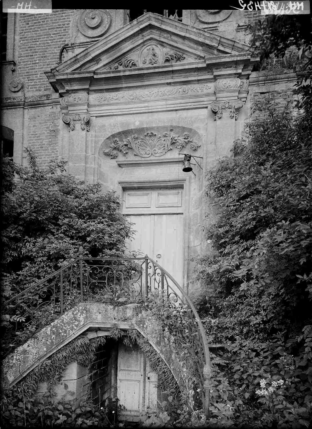 Porte du bâtiment principal