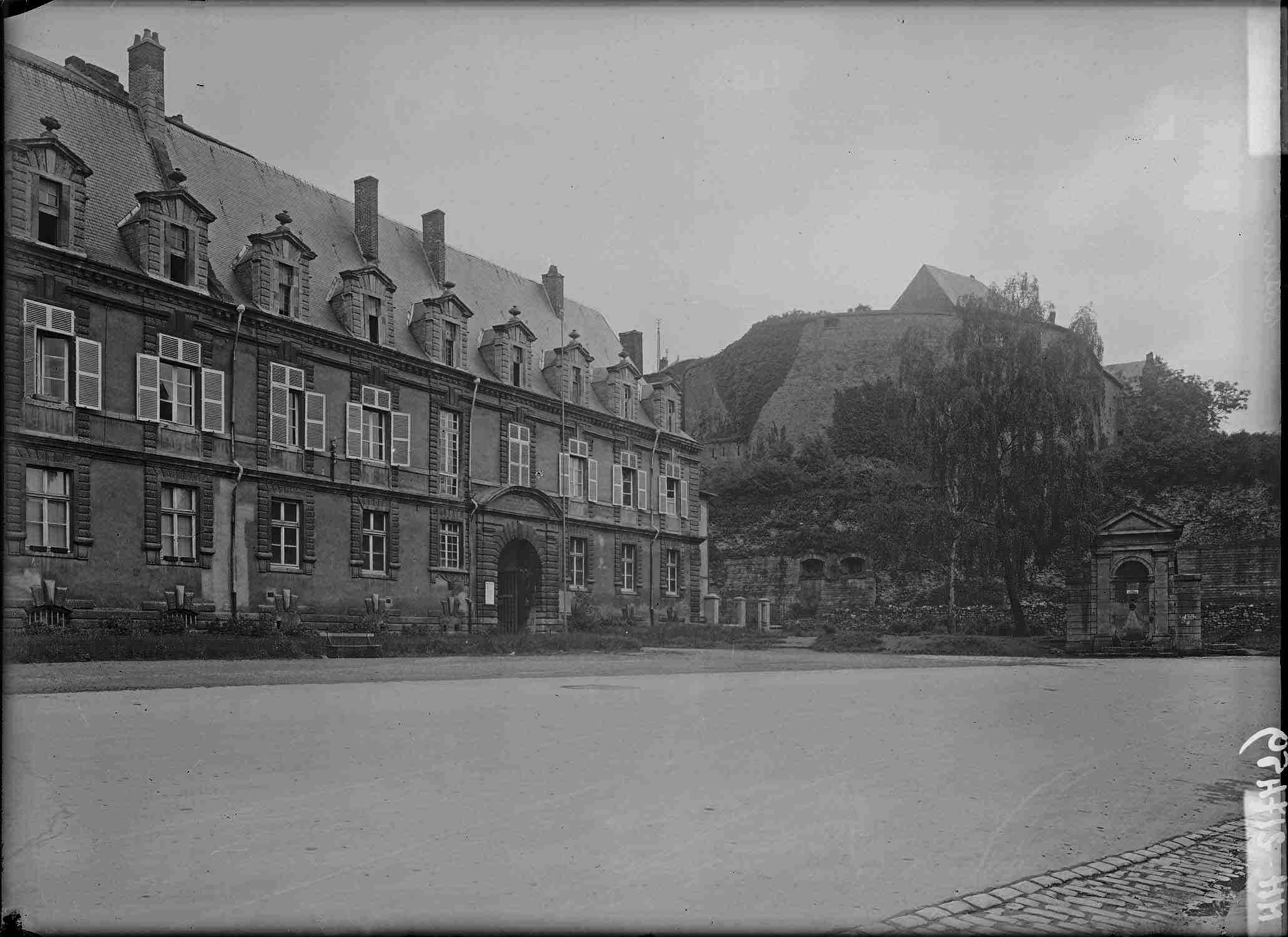 Façade d'entrée et place